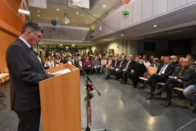 Die Mensa der Karl-Wendel-Schule war bei der Rede von Bürgermeister Herbert Knoll voll besetzt.