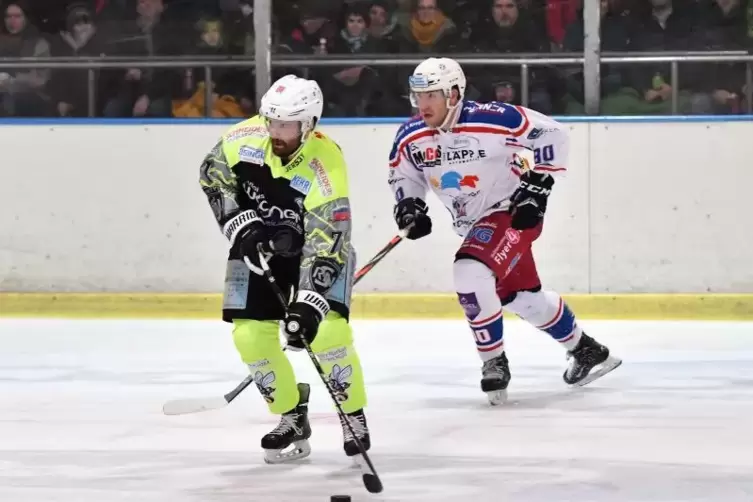 Der Zweibrücker Daniel Radke (links) nimmt Maß und trifft zum 1:0 für die „Hornets“.