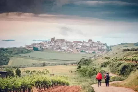Blick auf Cirauqui in der Region Navarra. Von hier sind es noch rund 700 Kilometer bis Santiago de Compostela.