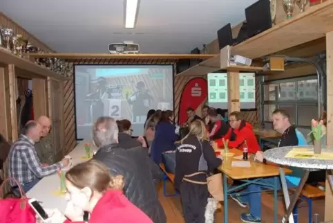 Schießen auf der Leinwand: Im Nebenraum der Schützenhalle in Brigachtal verfolgen Fans des SV Schopp den Wettkampf ihres Teams.