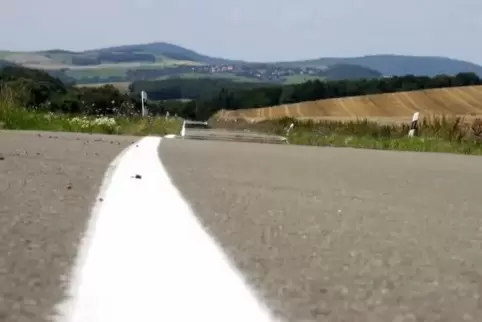 Zurzeit noch schmal und am Rande unbefestigt: die Landesstraße 386 zwischen Dörrmoschel und Nußbach (im Hintergrund zu sehen der