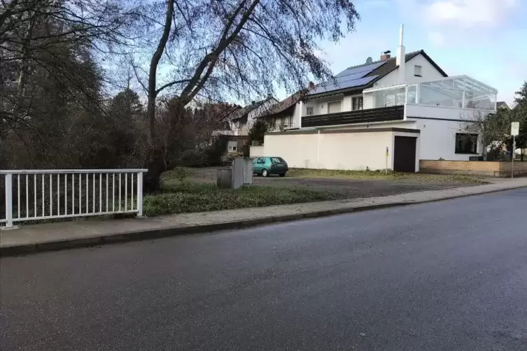 Auf dem Parkplatz neben der Landstraße wird zum Ortsjubiläum am letzten August-Wochenende ein Festzelt aufgebaut.