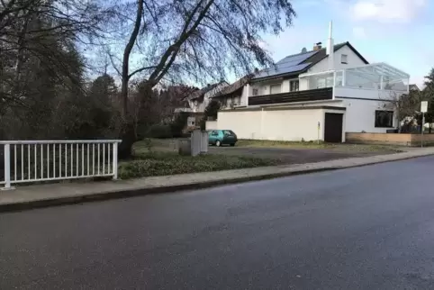 Auf dem Parkplatz neben der Landstraße wird zum Ortsjubiläum am letzten August-Wochenende ein Festzelt aufgebaut.