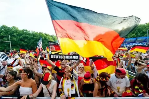 Fußballfans jubeln 2014 in Berlin beim «Public Viewing» am Brandenburger Tor am Ende des WM-Viertelfinalspiels Deutschland - Fra