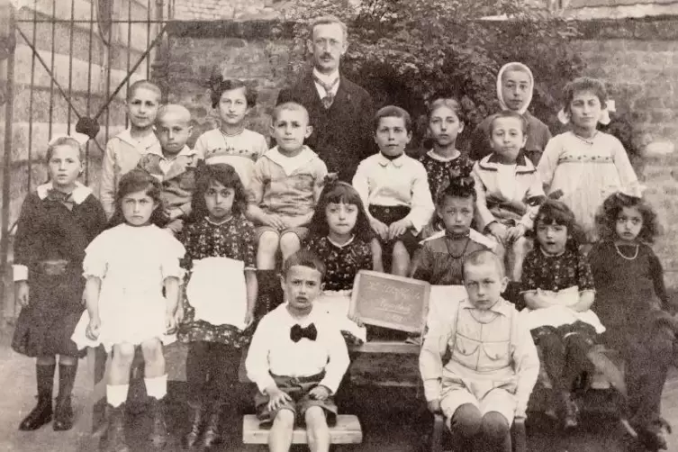 Jahrgangsfoto der Israelitischen Volksschule Hagenbach aus dem Jahr 1920. Mitte: Lehrer Julius Lamm. Hintere Reihe (v.l.): Paul 