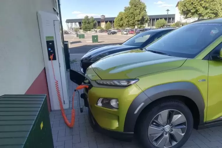 Autos an einer E-Ladestation: Die FWG in Bobenheim am Berg hätte so etwa auch gerne im Ort.