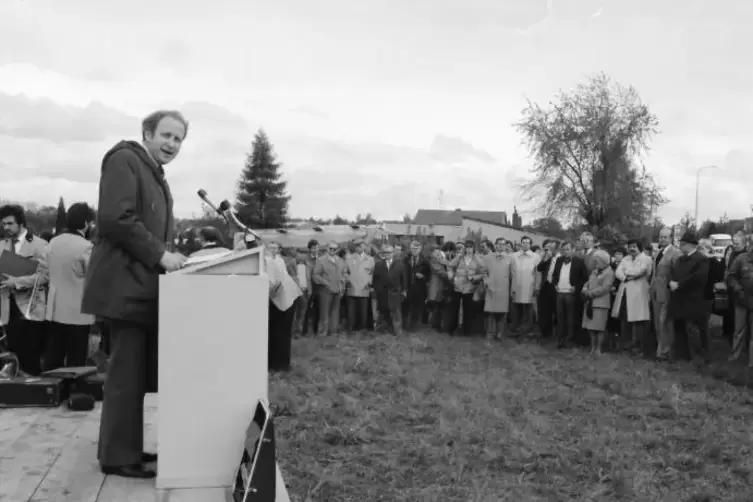 Gerhard Schwetje beim Spatenstich für das Kreishaus im Jahr 1981.