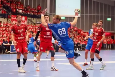 Christian Klimek (Nummer 69) traf beim 26:23-Sieg des TBV Lemgo im Pokal-Viertelfinale gegen die Eulen zweimal.