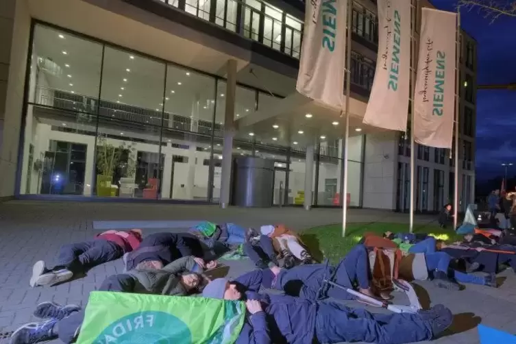 Wie hier vor dem Verwaltungsgebäude in Düsseldorf demonstrieren Klimaschützer weltweit gegen den Siemens-Konzern.