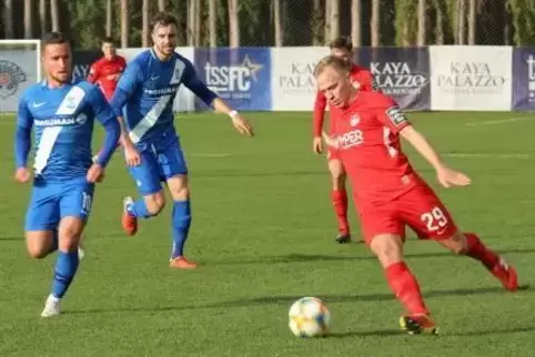 Hat im Test gegen MTK Budapest in der zweiten Halbzeit links verteidigt: FCK-Neuzugang Alexander Nandzik.