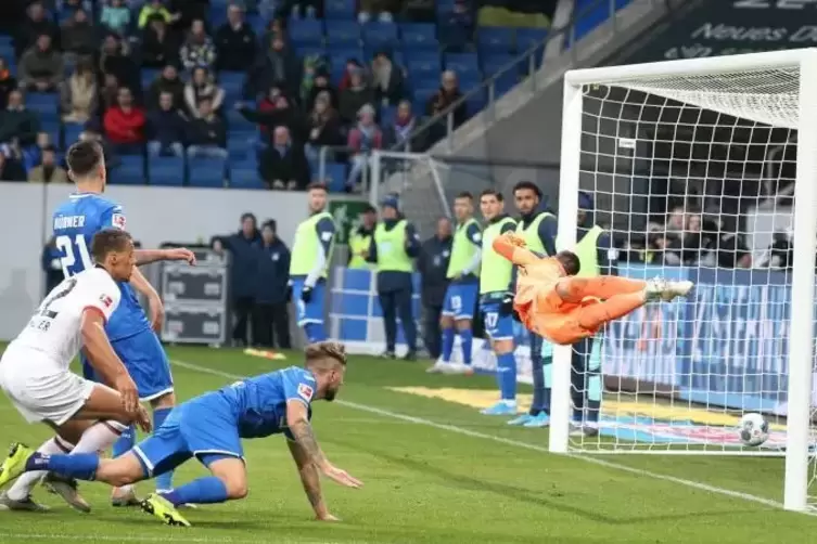 1:0: Chandler köpft für Frankfurt ein.