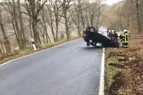 Der Unfallwagen blieb nach der Kollision mit einem Wasserablauf auf dem Autodach liegen. 