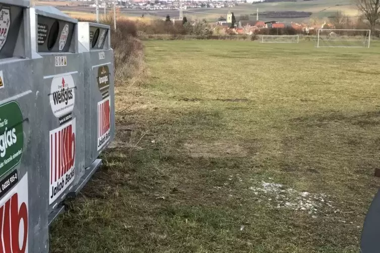 In Ebertsheim ist einer von elf Sportplatz-Standorten für Glascontainer im Leiningerland. Pro Jahr gibt’s für die Vereine als Gr