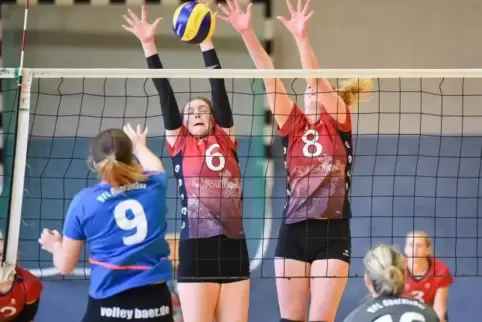 Hannah Bösling (mit Nummer 6) und Sarah Brill stemmen sich gegen den Schlagball von Ann Christin Böttcher.