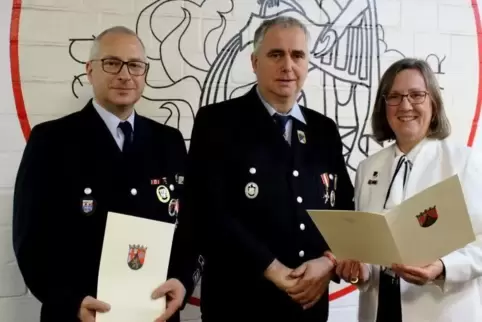 Wurden mit dem Goldenen Feuerwehr-Ehrenzeichen des Landes Rheinland-Pfalz ausgezeichnet: Erste Kreisbeigeordnete Gudrun Heß-Schm