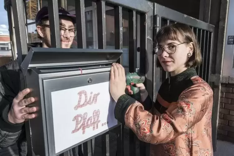 Die Künstlerin Paula Regine Erb bringt zusammen mit Elias Hörhammer einen Briefkasten am Tor zum Pfaff-Gelände an.