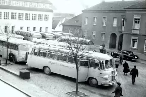 In den 1950er- und 60er-Jahren war der Rathausplatz in Hauenstein wohl der größte Busparkplatz in der Region. Zahlreiche Busse b