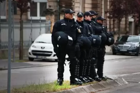 Polizisten bei einer Demo im Mai.