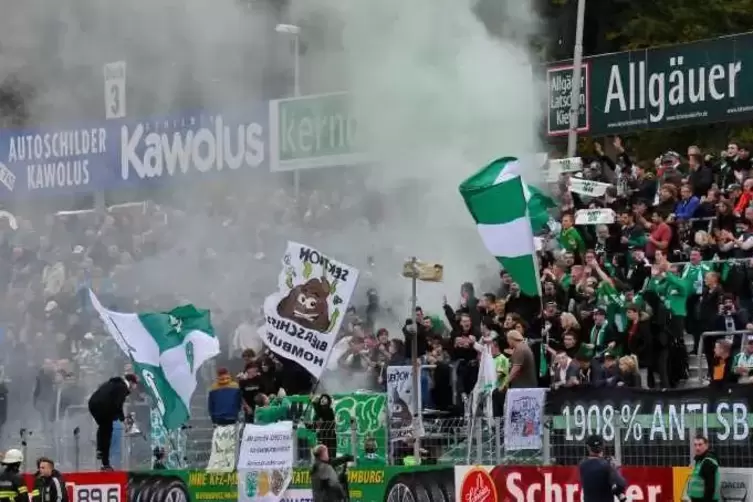 Dass die Hütte rauchen könnte – wie in dieser Szene überm Fanblock des FC Homburg im heimischen Waldstadion - hat die Polizei mi