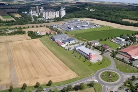 Raum für weitere Ansiedlungen. Gewerbeflächen entstehen am Ortsrand nahe dem Kreisel.