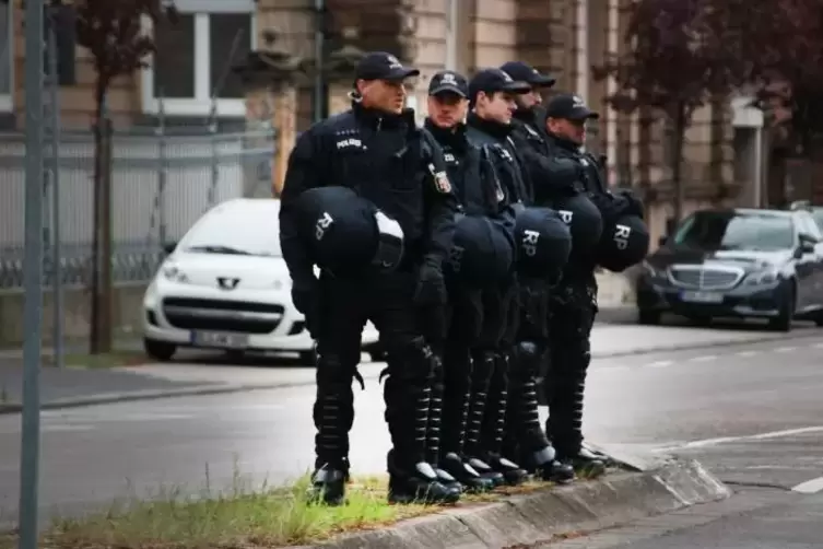 Die Einsatzkräfte werden bei Großereignissen aus ganz Rheinland-Pfalz zusammengezogen, zum Teil auch aus dem Bund, so Wolfgang S