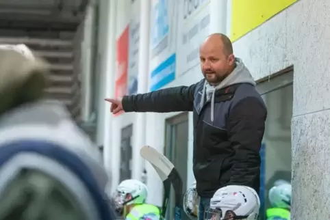 Seit zwei Wochen zeigt nun Ralf Wolf den „Hornets“-Kufencracks, wo es langgeht.