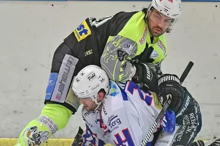 Das Bild ist schief: Hier liegt zwar „Hornisse“ Christian Werth auf dem Ravensburger Gegenspieler, aber am Ende waren die Gäste 