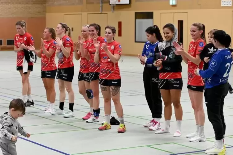 Nach dem 27:15-Sieg bedanken sich die FSG-Spielerinnen bei ihren großen und kleinen Fans in der Wasgauhalle.