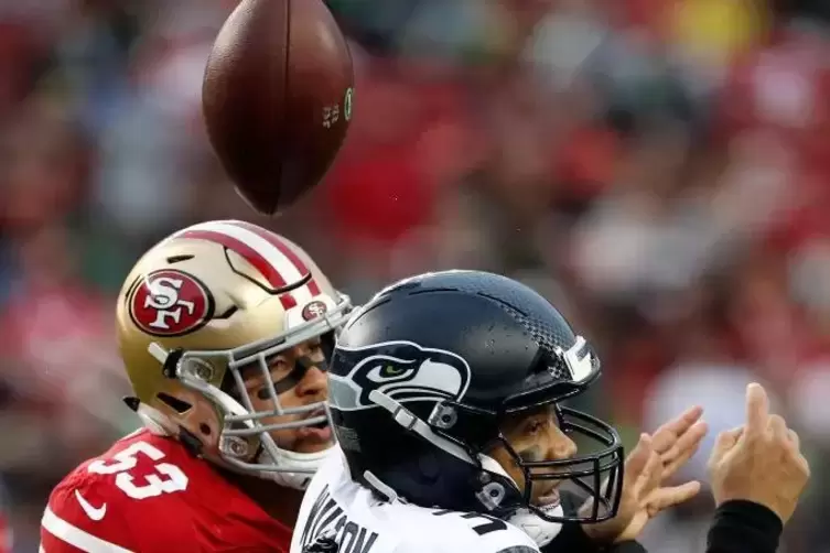 Quarterback Russell Wilson (r) in Aktion gegen San Francisco 49ers Mark Nzeocha.