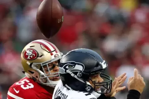 Quarterback Russell Wilson (r) in Aktion gegen San Francisco 49ers Mark Nzeocha.