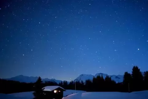 In klarer Nacht über schneebedeckten Bergen - wie hier in Arosa - zeigt der Sternenhimmel sich besonders spektakulär.