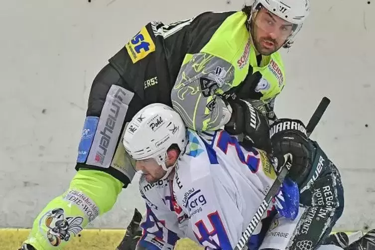 Das Bild ist schief: Hier liegt zwar „Hornisse“ Christian Werth auf dem Ravensburger Gegenspieler, aber am Ende waren die Gäste 