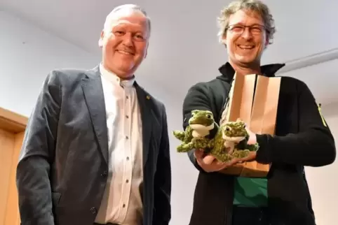 Der Bobenheimer Bürgermeister Dietmar Leist (links) ehrt Sebastian Prinzler mit einem Frosch.