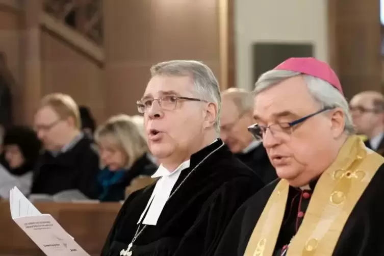 Kirchenpräsident Christian Schad (links) und der Speyrer Bischof Karl-Heinz Wiesemann Mitte Januar beim Ökumenischen Gottesdiens