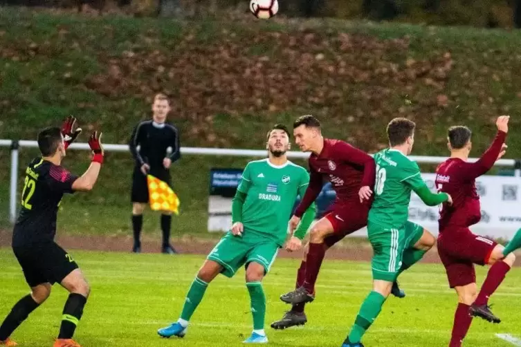 Im Derby gegen Altleiningen kam die VfR-Abwehr in Bedrängnis.