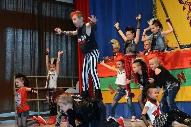 Akrobatische Punker: die Kindertanzgruppe „Giggelcher“ des Obermoscheler Karnevalvereins.