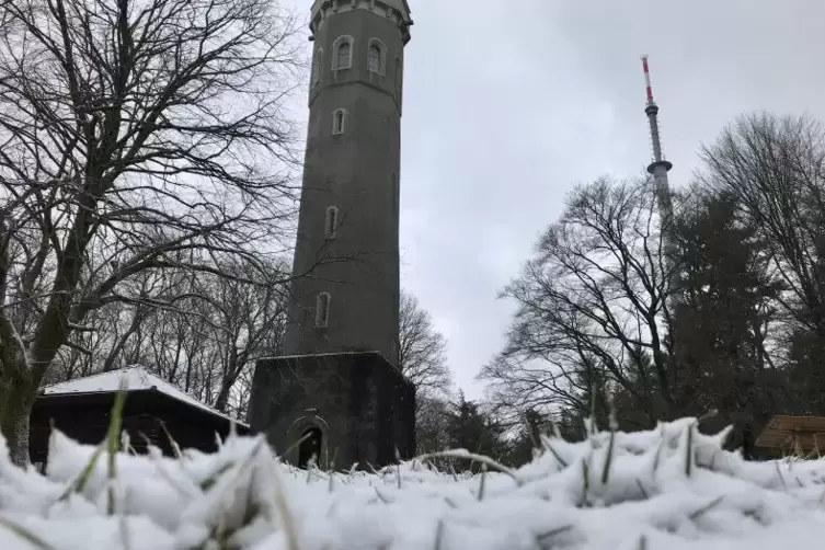 Das Gras vor dem Ludwigsturm ist am Mittwoch leicht mit Schnee bedeckt.