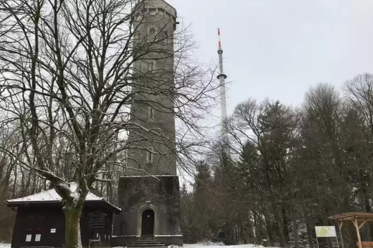 Der Ludwigsturm und im Hintergrund der Fernsehturm auf dem Donnersberg.