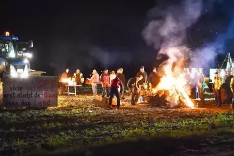 Am 4. Januar entzündeten Bauern bei Neupotz ein Mahnfeuer. 