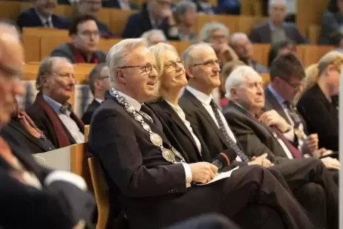 In Jubiläumsstimmung: Professor Helmut Schmidt mit Ehefrau Friederike, Vizepräsident Arnd Poetzsch-Heffter, der frühere Minister