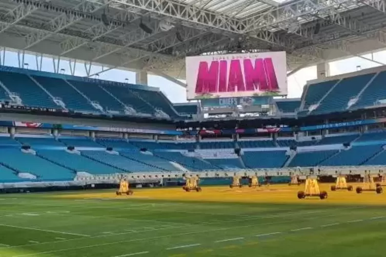 In das Hard Rock Stadium von Miami passen rund 65.000 Zuschauer. Schon die türkisfarbenen Sitzschalen machen gute Laune.