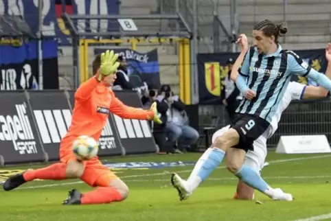 Valmir Sulejmani erzielt gegen den Magdeburger Torwart Morten Behrens das Tor zum 1:0 für den SVW.