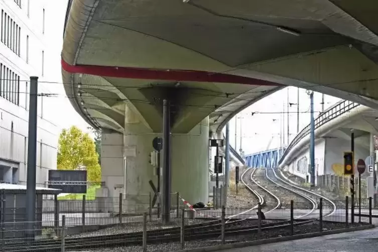 Die Pilzhochstraße soll bis Sommer abgerissen werden. Ein Ersatzneubau soll die A 650 mit der Adenauer-Brücke verbinden.