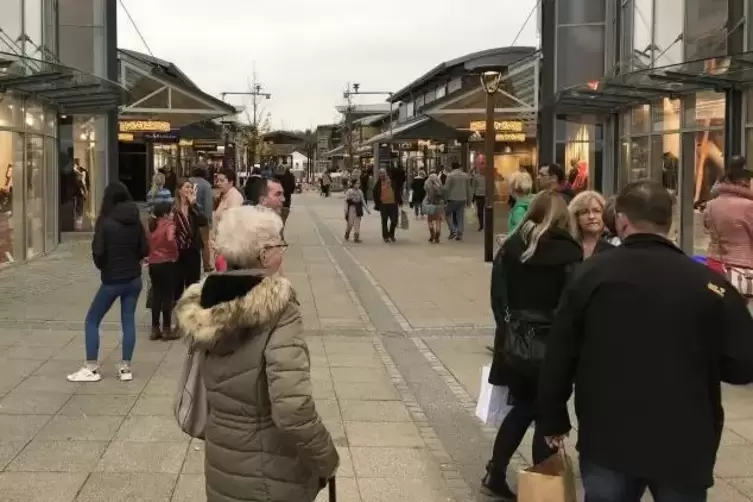 An einem normalen Werktag tummeln sich immer Besucher im Outlet (unser Bild). Die Angst vor Corona lässt nun offenbar auch die K